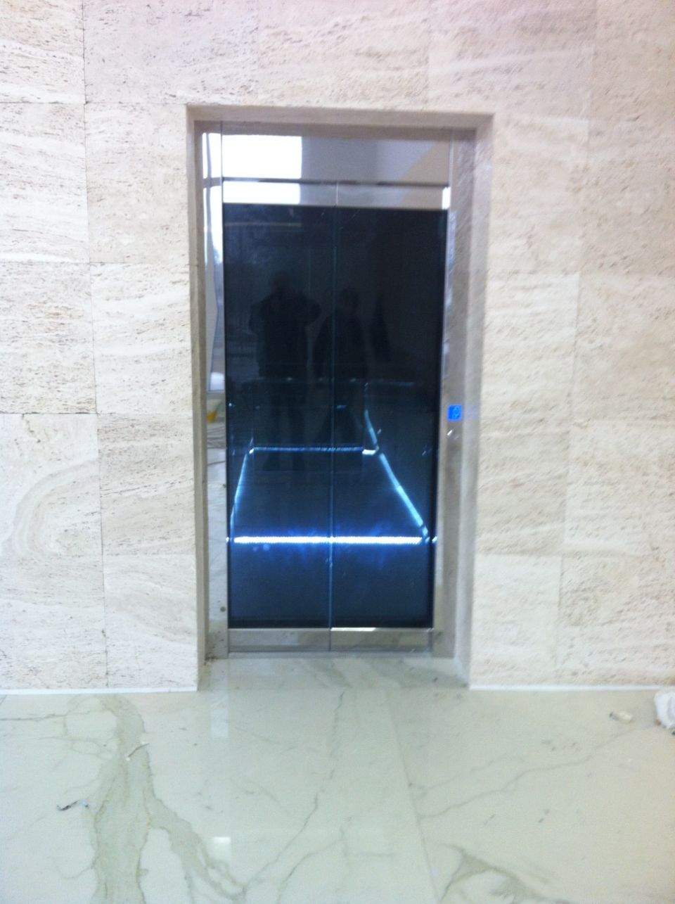 ascensore pavimento con illuminazione