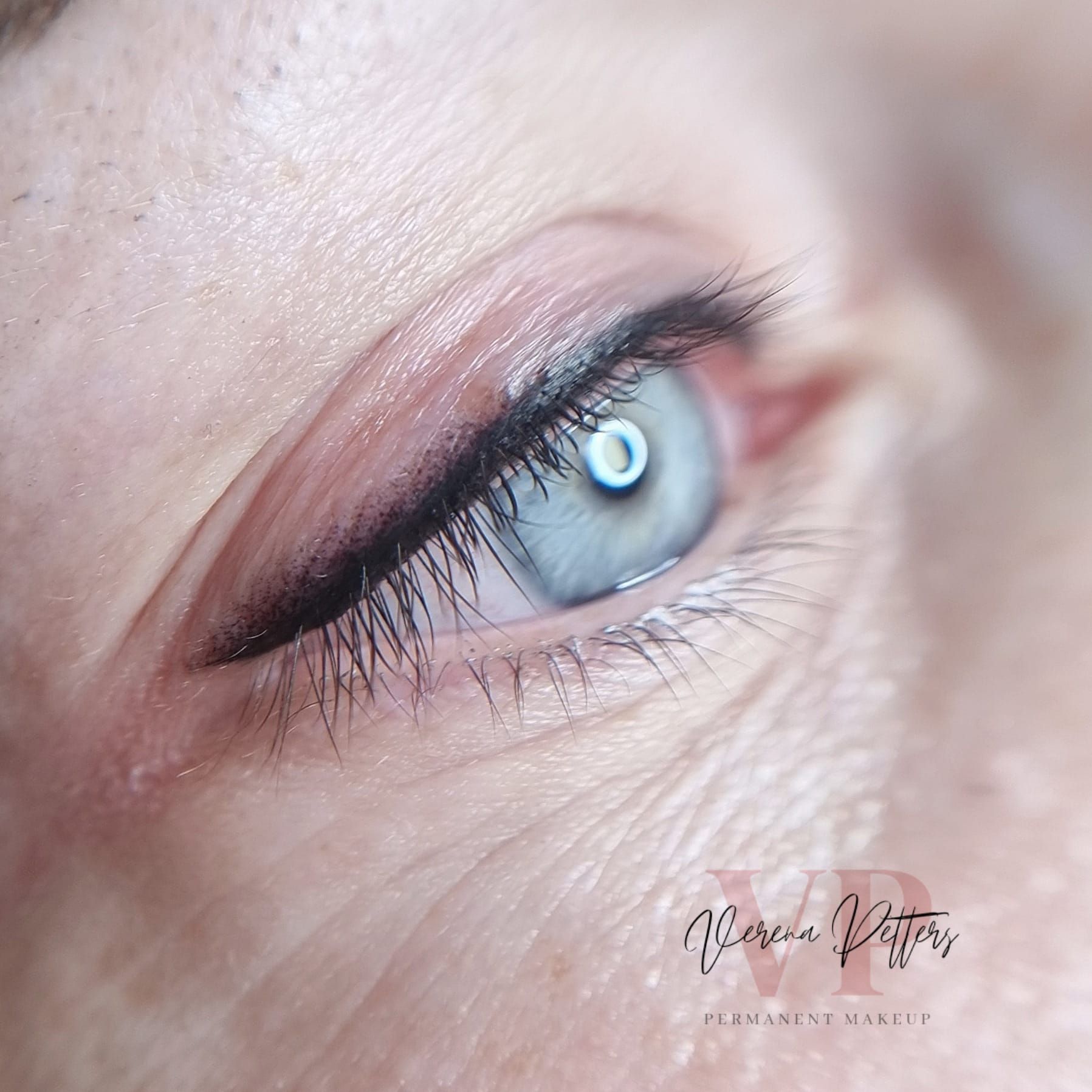 Eine Nahaufnahme des Auges einer Frau mit Eyeliner.