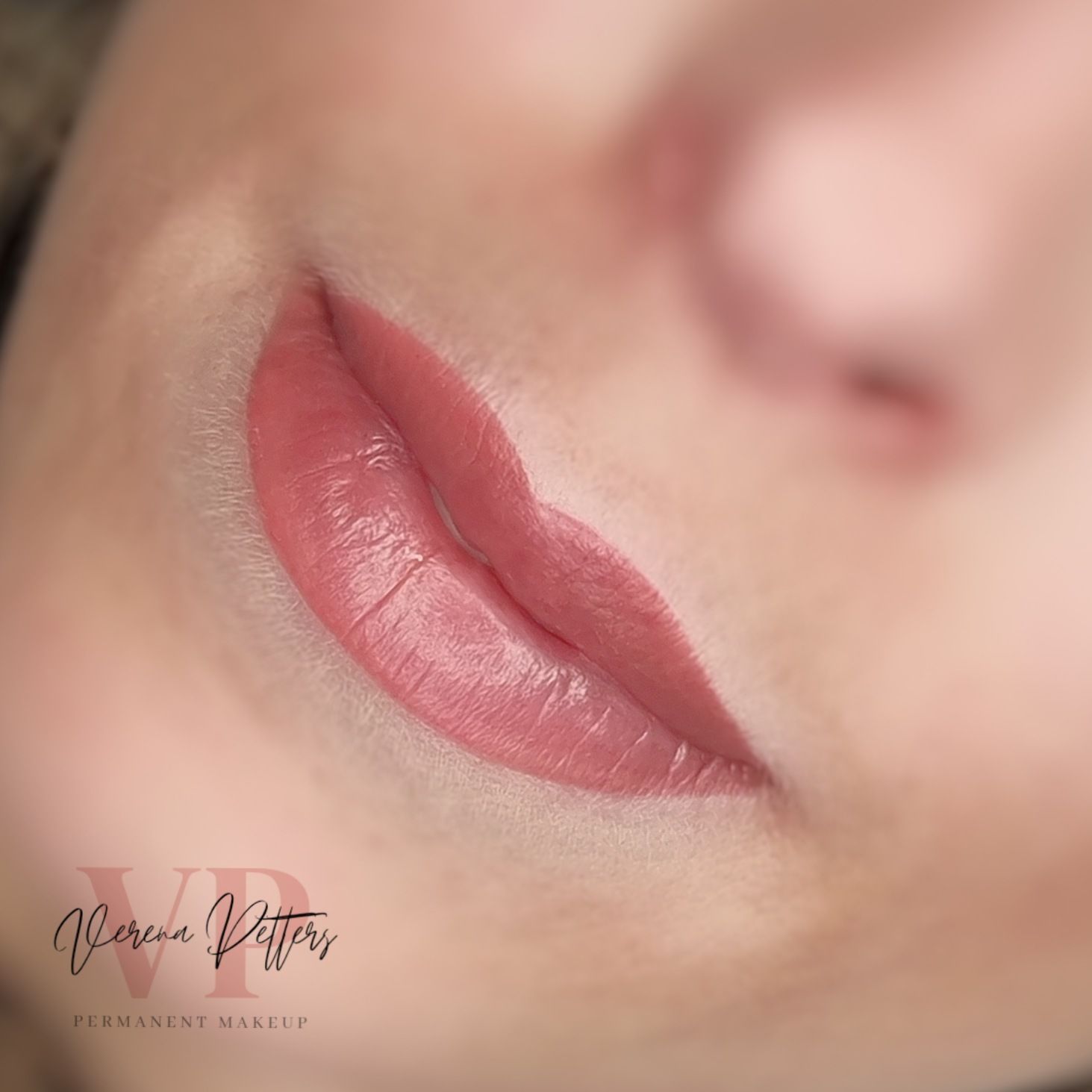 Eine Nahaufnahme der Lippen einer Frau mit Permanent Make-up.