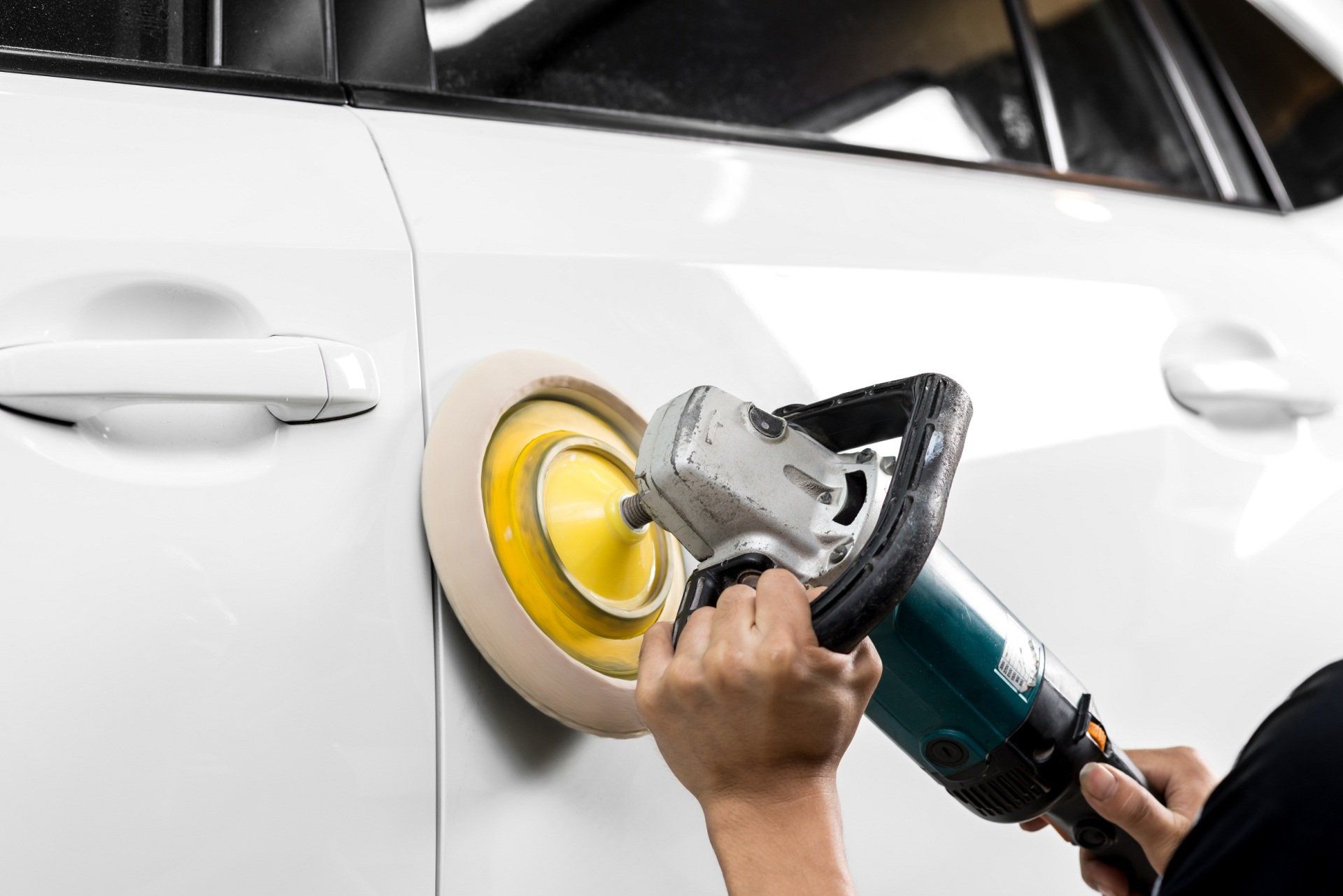 lucidatura carrozzeria auto in officina