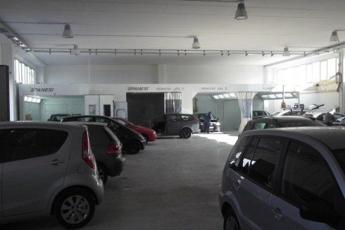 interni carrozzeria con auto pronte per la riparazione