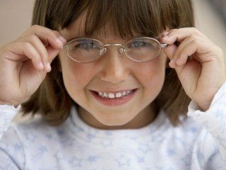 bambina con occhiali da vista