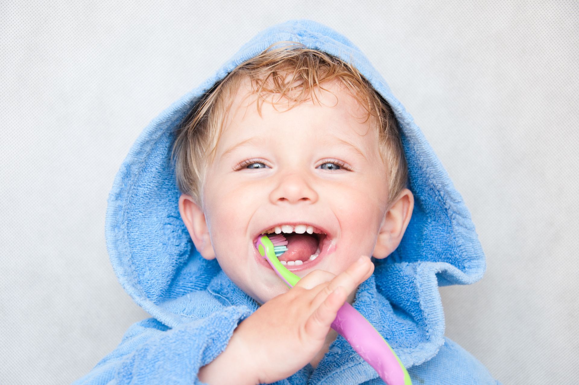 A escovagem dos dentes é um dos cuidados da higiene oral diária. 