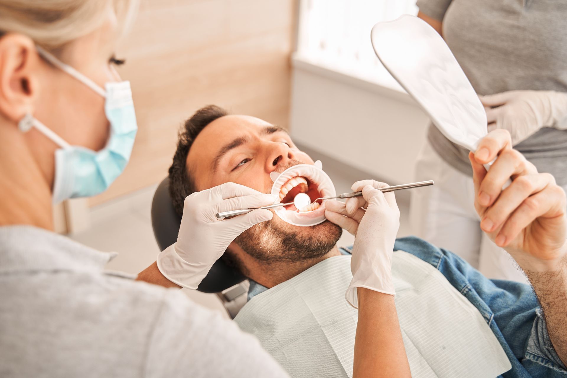 Consulta no dentista para o tratamento da mordida cruzada.