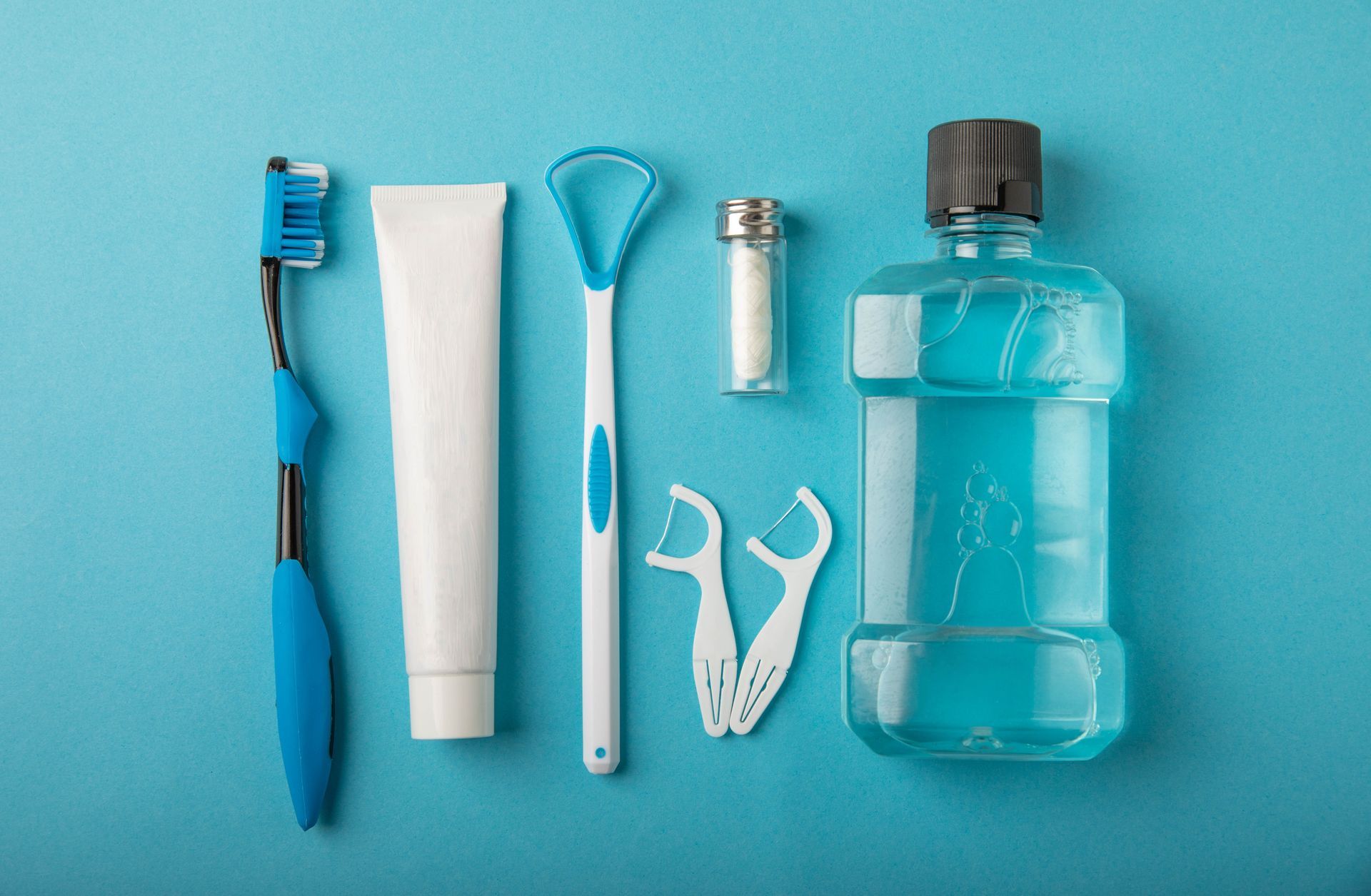 Alguns dos materiais necessários para manter uma rotina de higiene oral. 