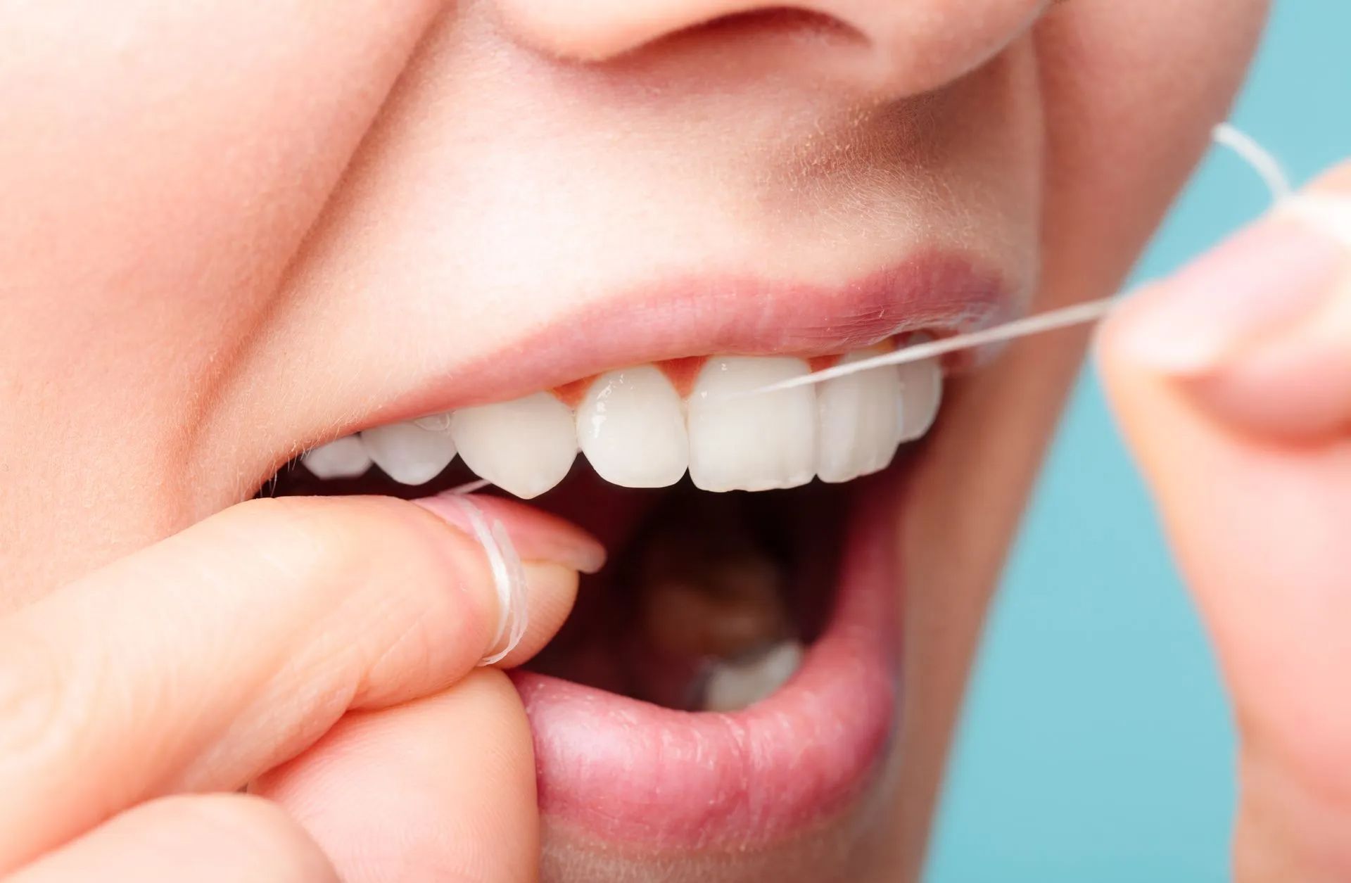 Utilizar fio dentário quando se lava os dentes, é essencial numa rotina de higiene oral.