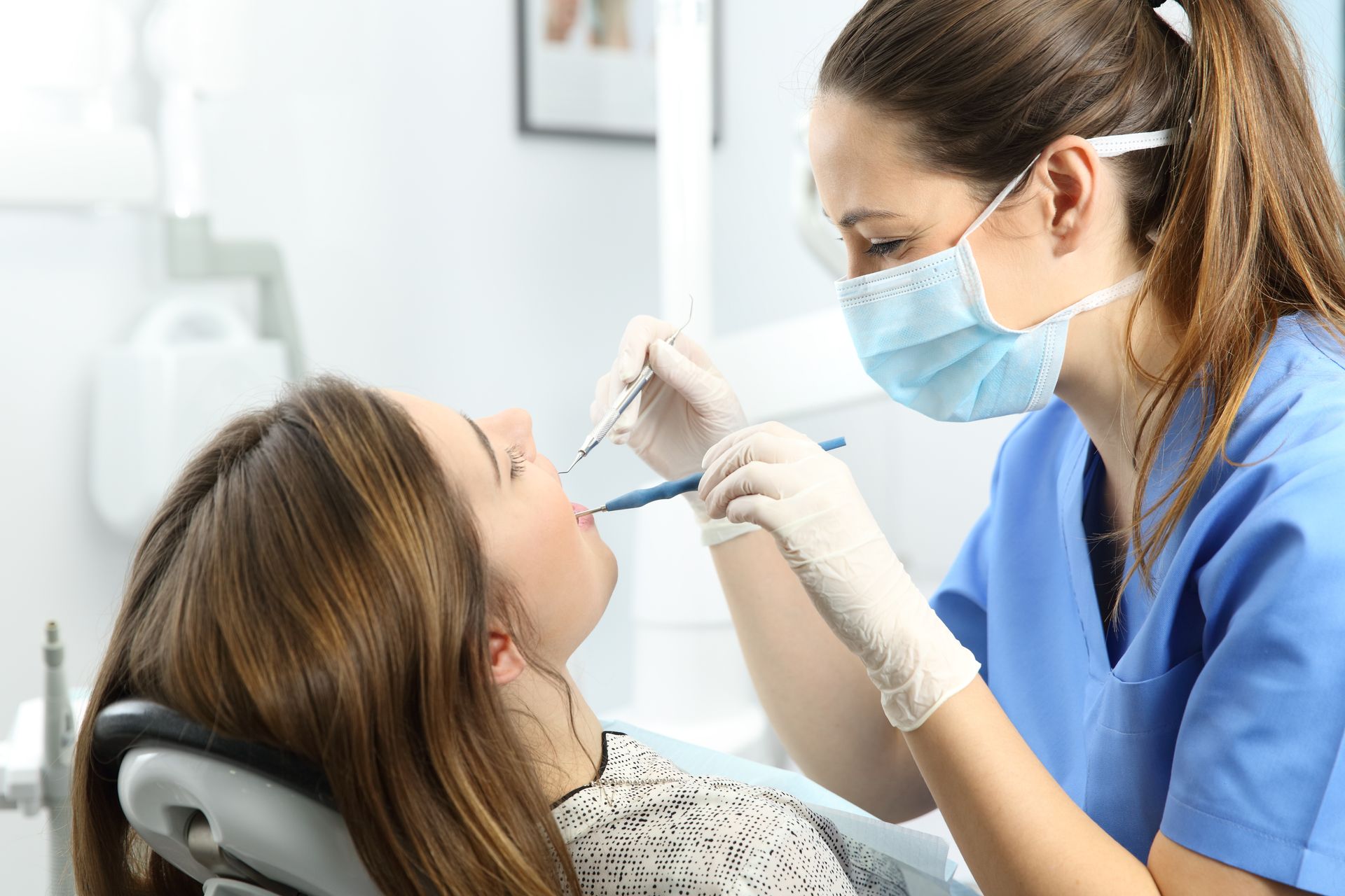 Remoção de tártaro nos dentes por um profissional de saúde oral.