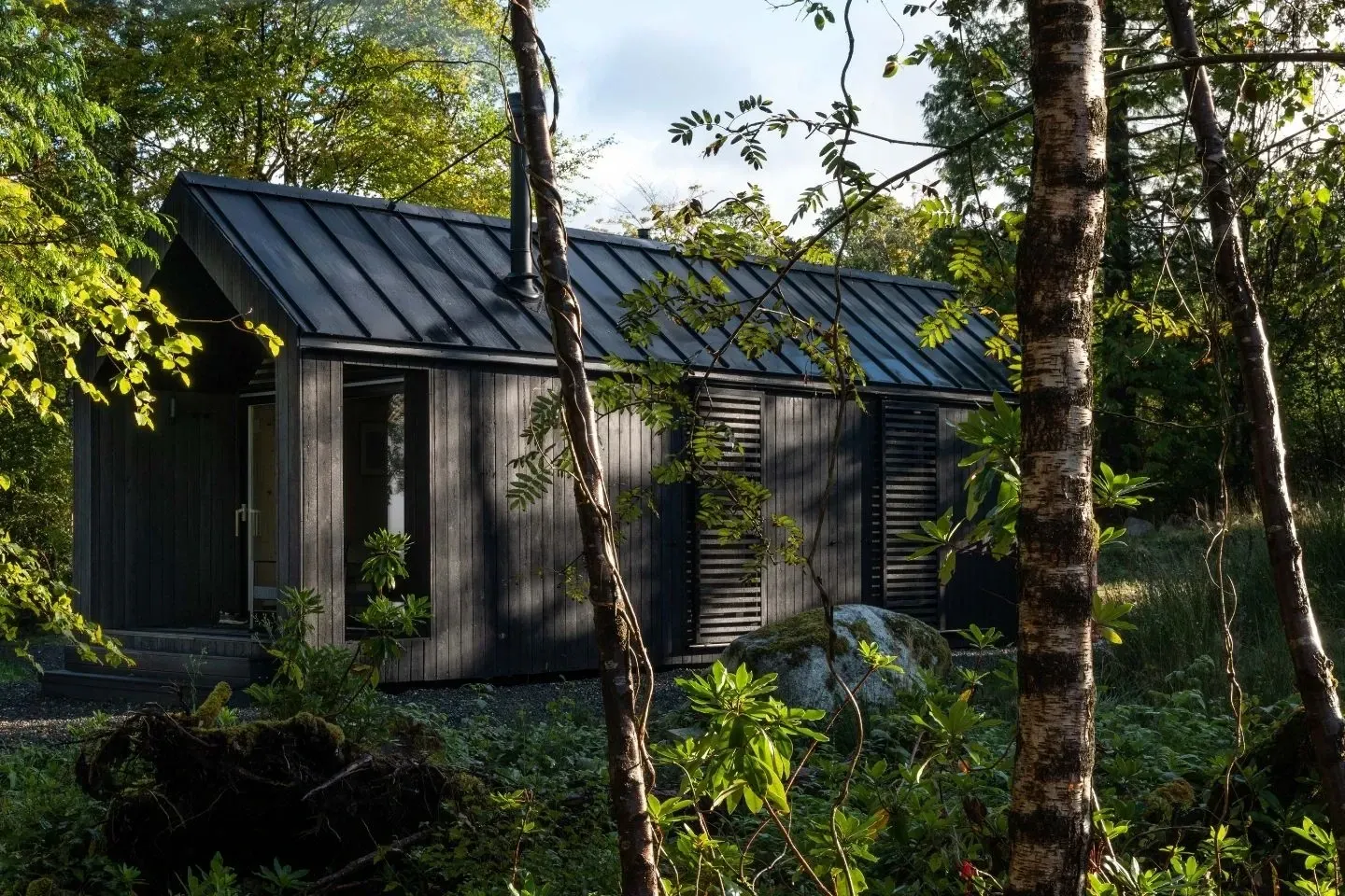 Secluded luxury cabin beside Loch Fyne with forest and water views