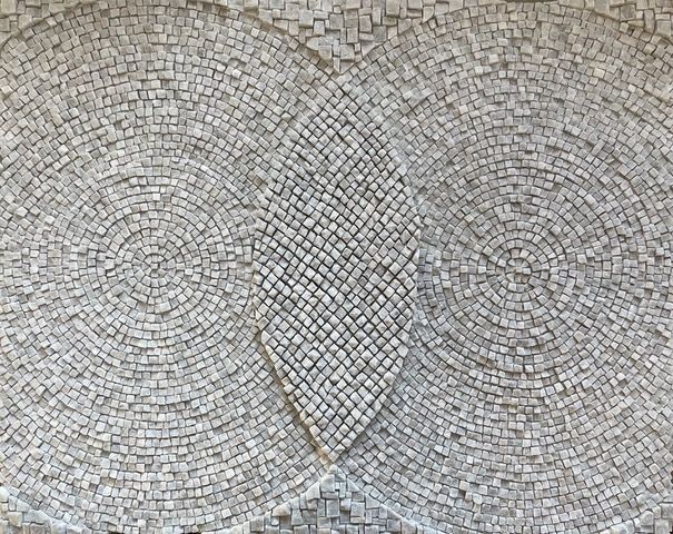 A close up of a mosaic pattern on a wall.