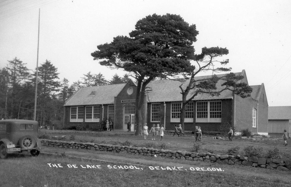 A black and white photo of the de lane school