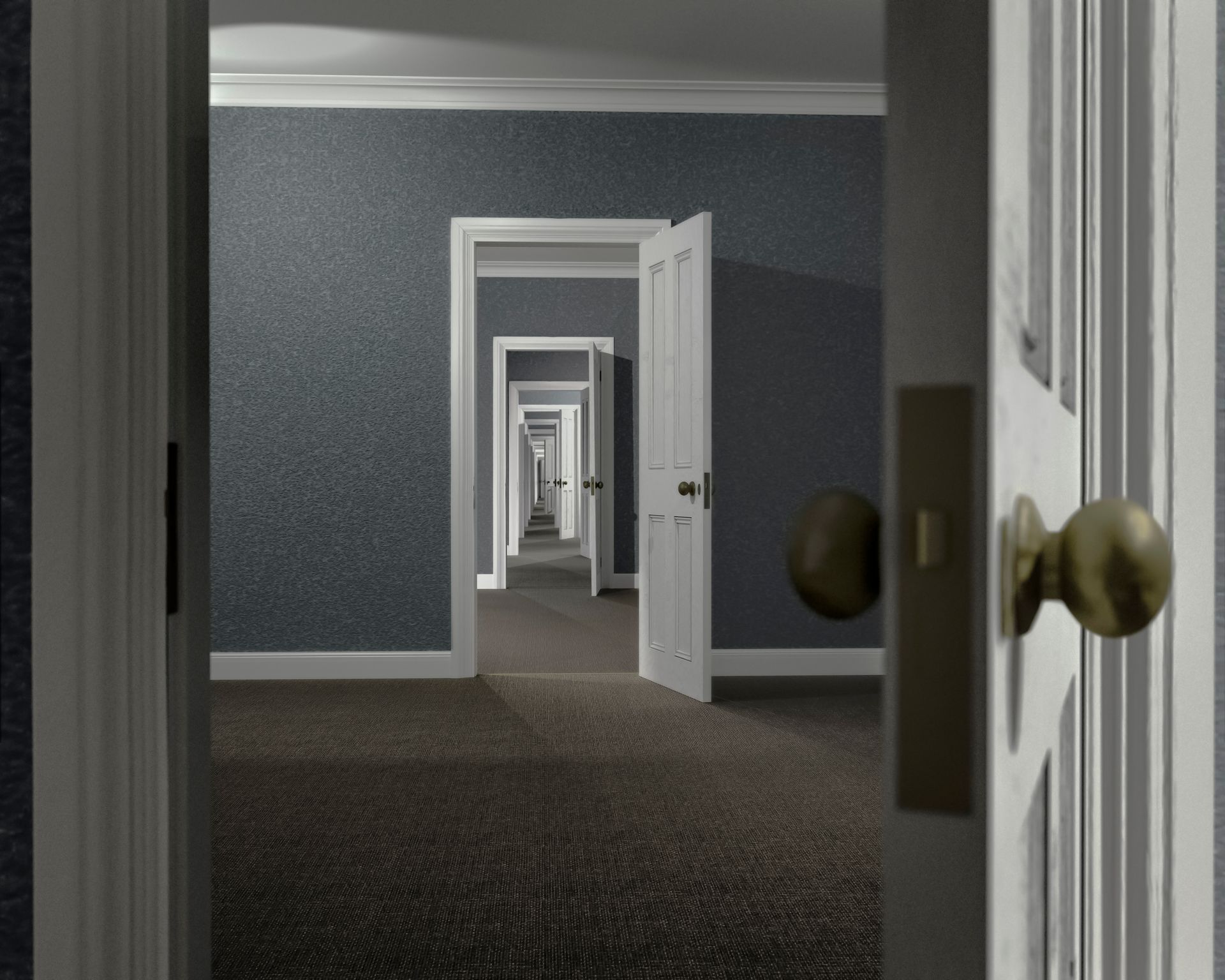 Una serie di porte che conducono a un corridoio buio, creando un effetto prospettico.