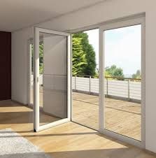 Le porte-finestre bianche si aprono su un terrazzo con vista sugli alberi.