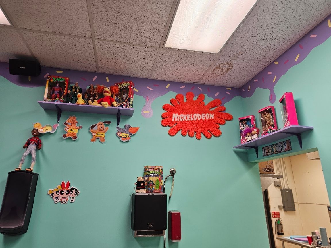 A room with a nickelodeon sign on the wall