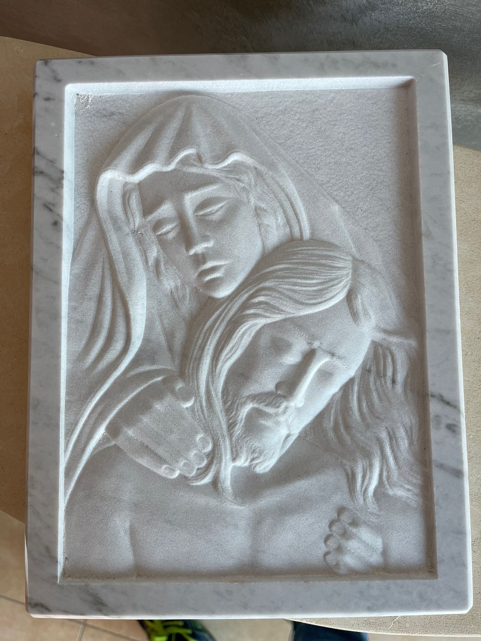 Incisione su tavoletta di marmo