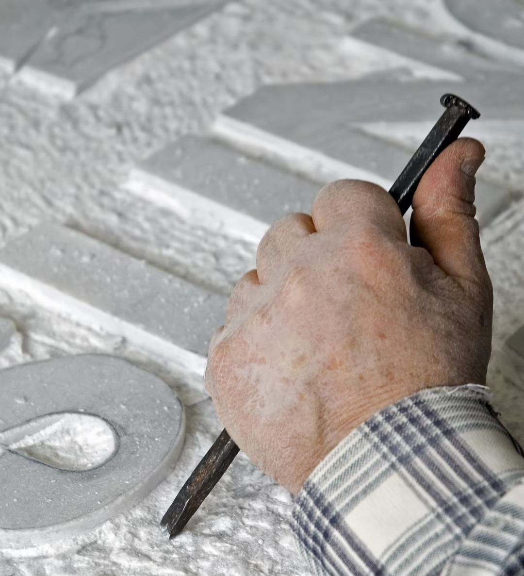 Incisione lettere su marmo