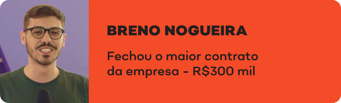 Um homem de óculos está parado em frente a uma placa laranja que diz breno nogueira.