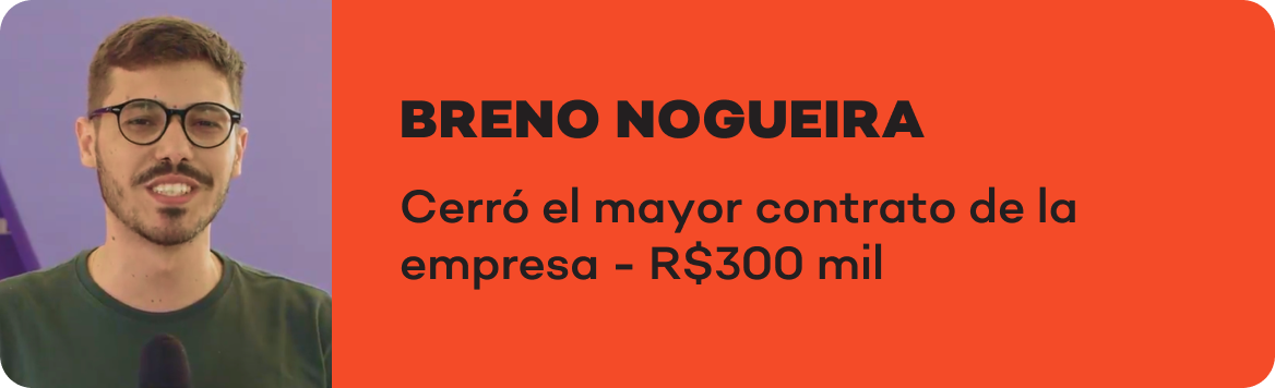 Um homem de óculos está parado em frente a uma placa laranja que diz breno nogueira