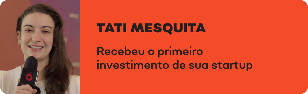 Uma mulher está segurando um microfone e sorrindo.