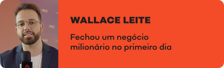 Um homem com barba está falando em um microfone.