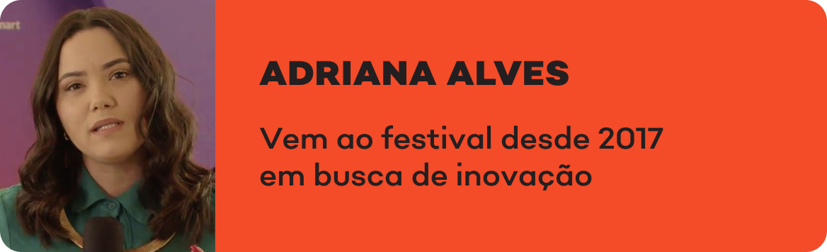 Uma mulher está parada em frente a uma placa laranja que diz adriana alves