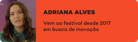 Uma mulher está parada em frente a uma placa laranja que diz adriana alves