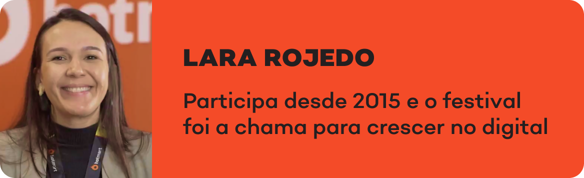 Uma mulher sorri em frente a uma placa que diz lara rojedo