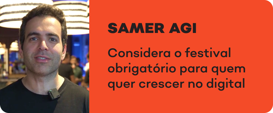 Um homem está parado ao lado de uma placa que diz samer agi