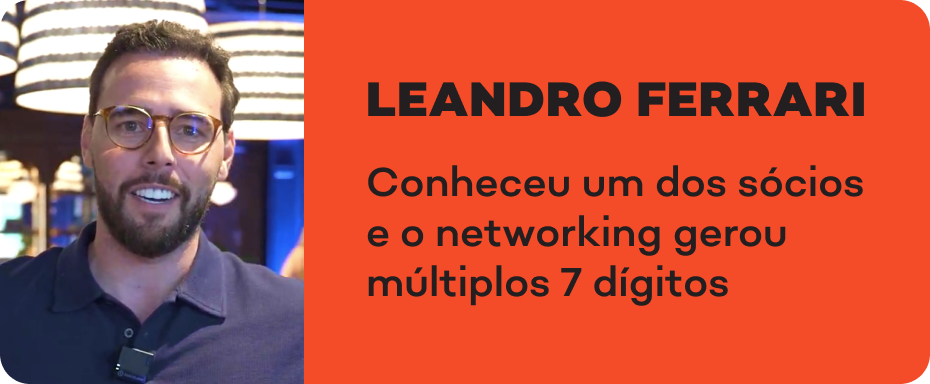 Leandro ferrari é um homem de óculos e barba.