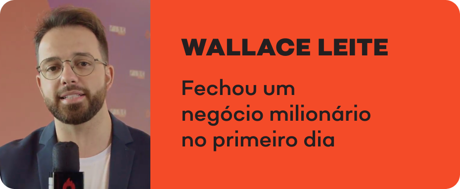 Um homem com barba está falando em um microfone.