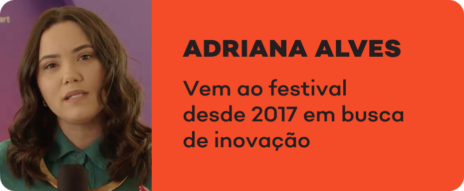 Uma mulher está falando em um microfone ao lado de uma placa que diz adriana alves