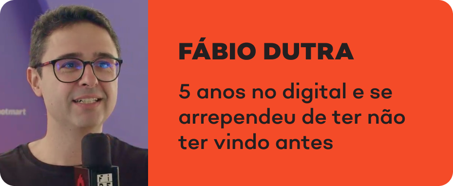 Um homem usando óculos está falando em um microfone.