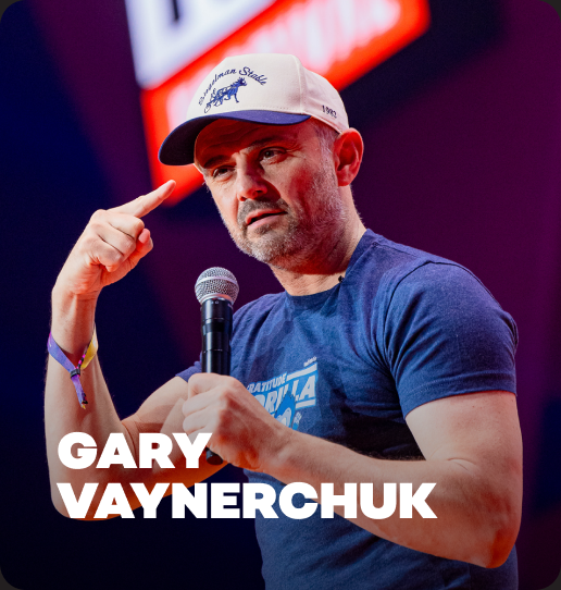 Um homem usando um chapéu e segurando um microfone se chama gary vaynerchuk