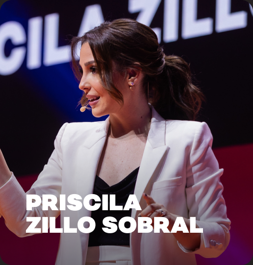 Uma mulher de casaco branco está em frente a uma placa que diz priscila zillo sobral