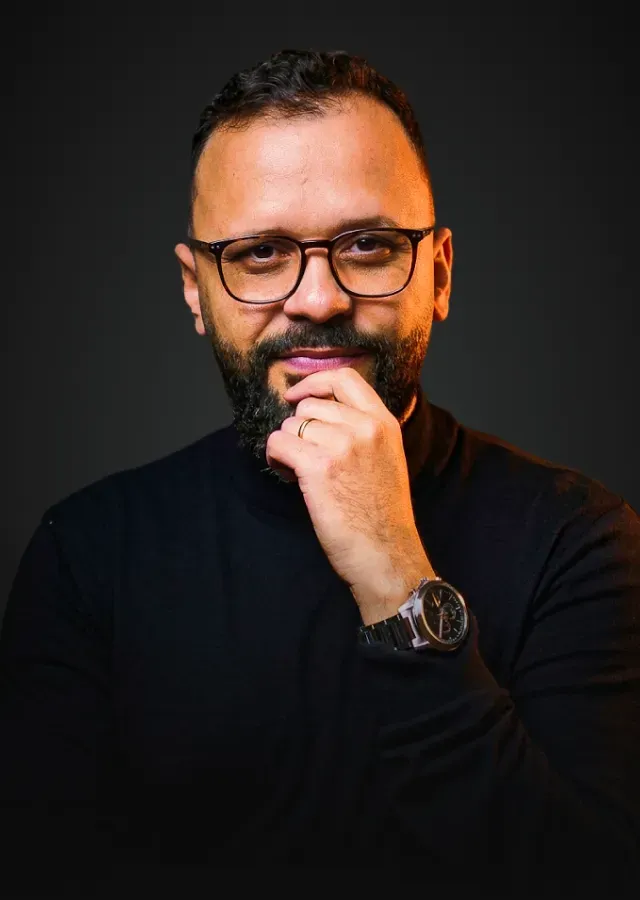VINY LOUREIRO