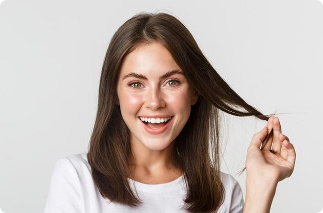 Woman holding a measuring tape and a blender filled with greens, smiling. Kitchen setting.