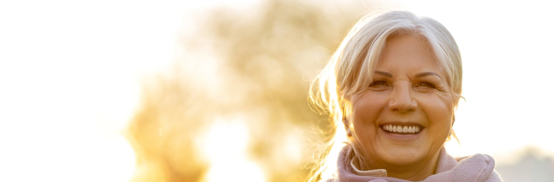 Dame op leeftijd, lachend in de zon | Gea thuis