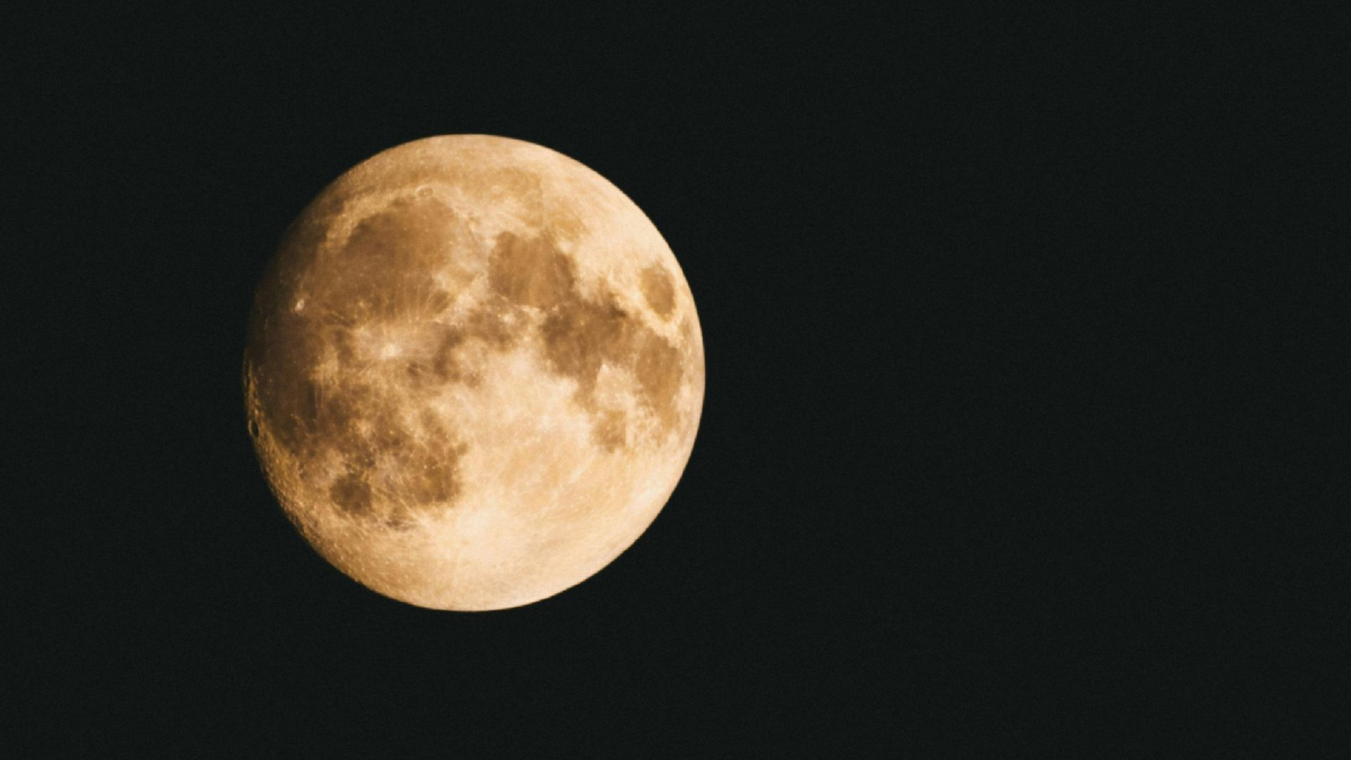 De volle maan tegen een zwarte nacht.