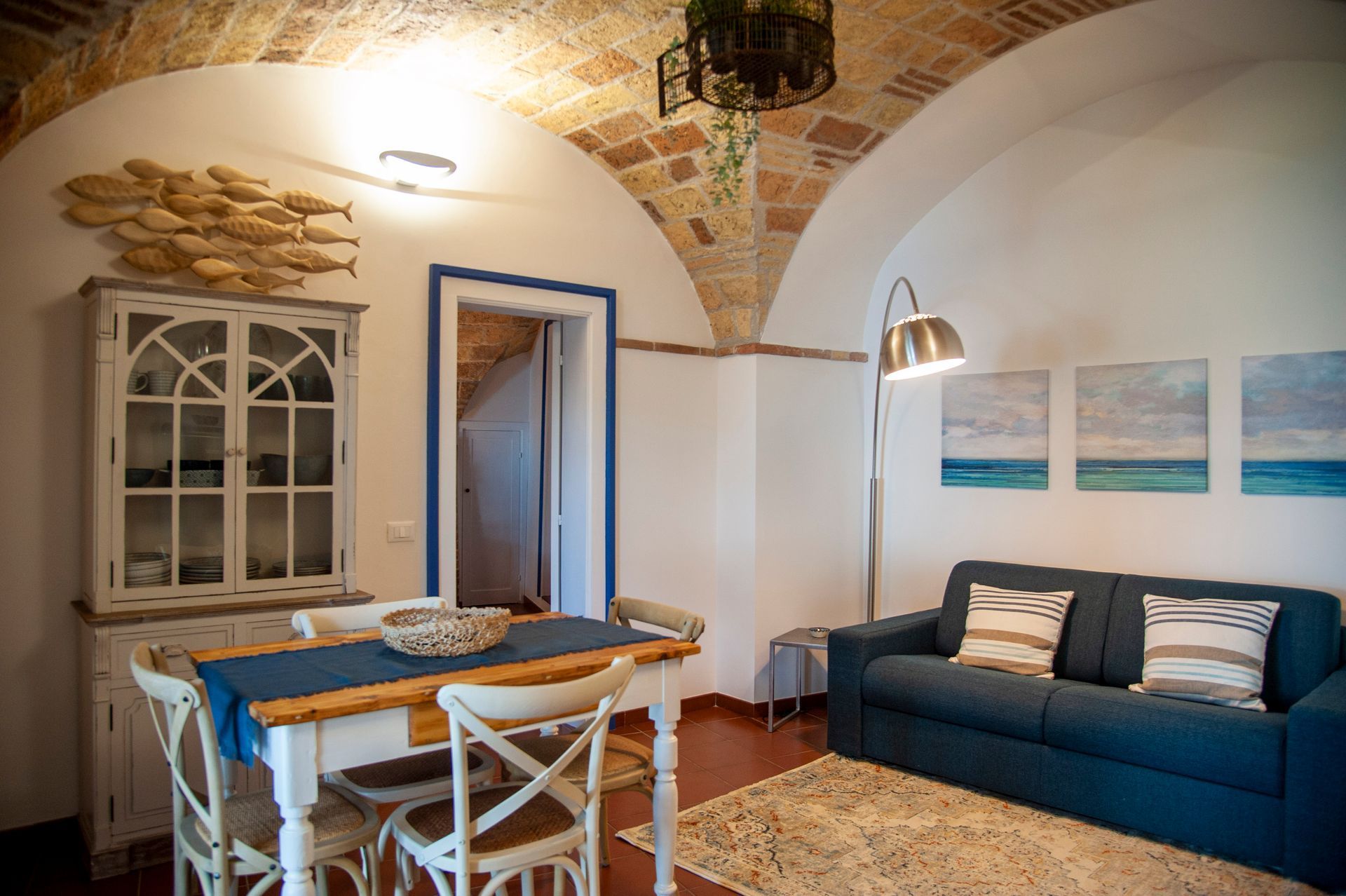 Salotto con tavolo e divano