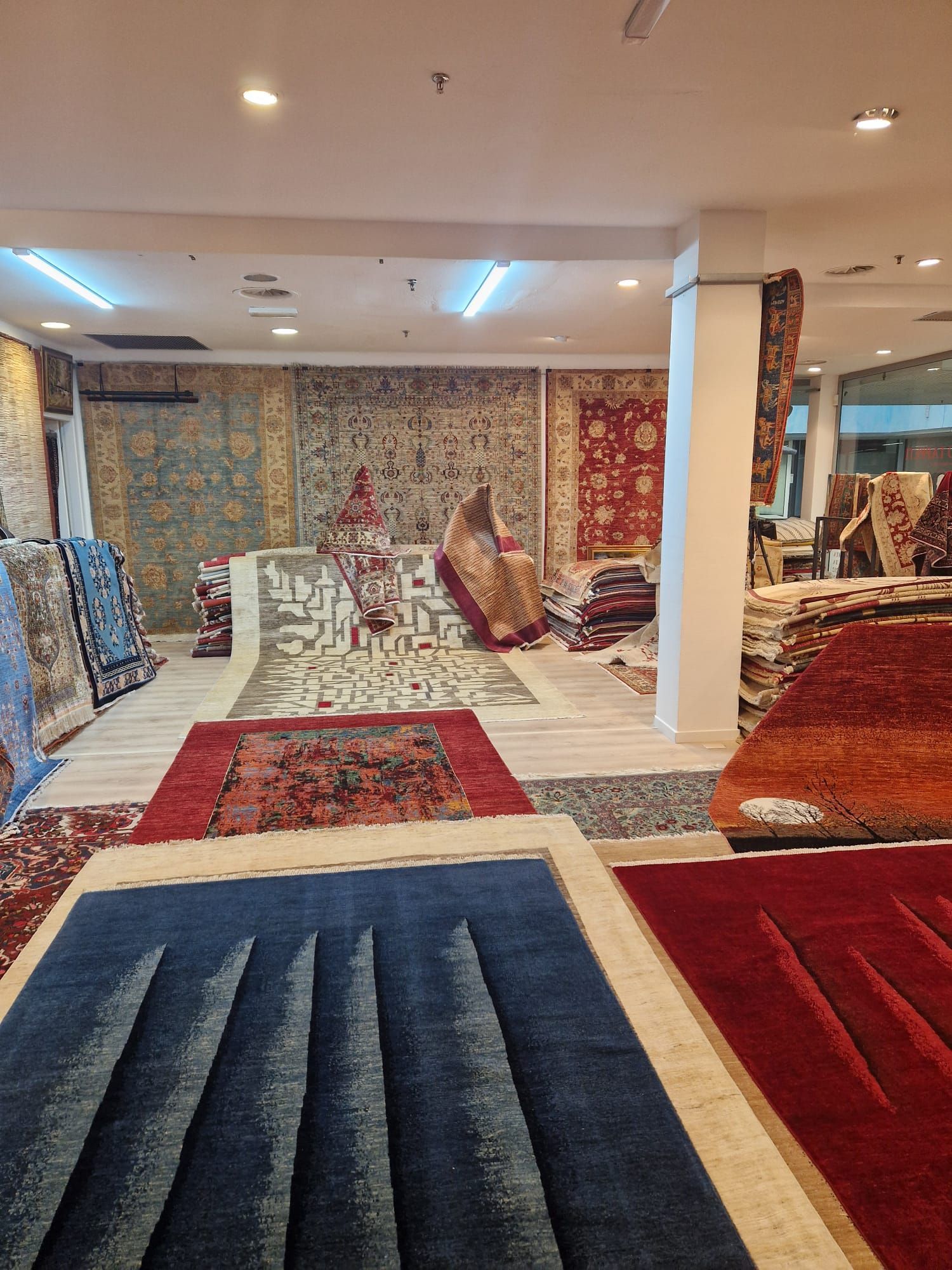 Tappeti persiani e tappeti moderni Mondo Tappeti Vicenza www.tappetiavicenza.it