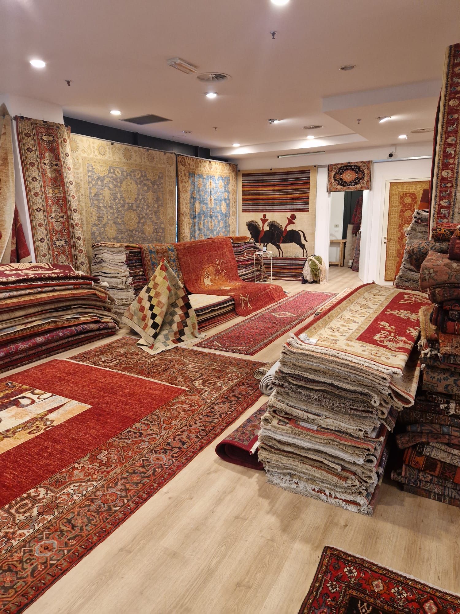 Tappeti persiani e tappeti moderni Mondo Tappeti Vicenza www.tappetiavicenza.it