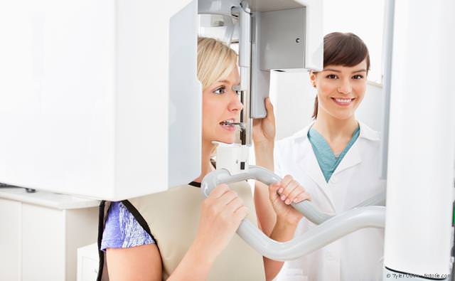Zur umweltzahnmedizinischen Untersuchung gehört auch eine Röntgenaufnahme der Kiefer und Zähne.