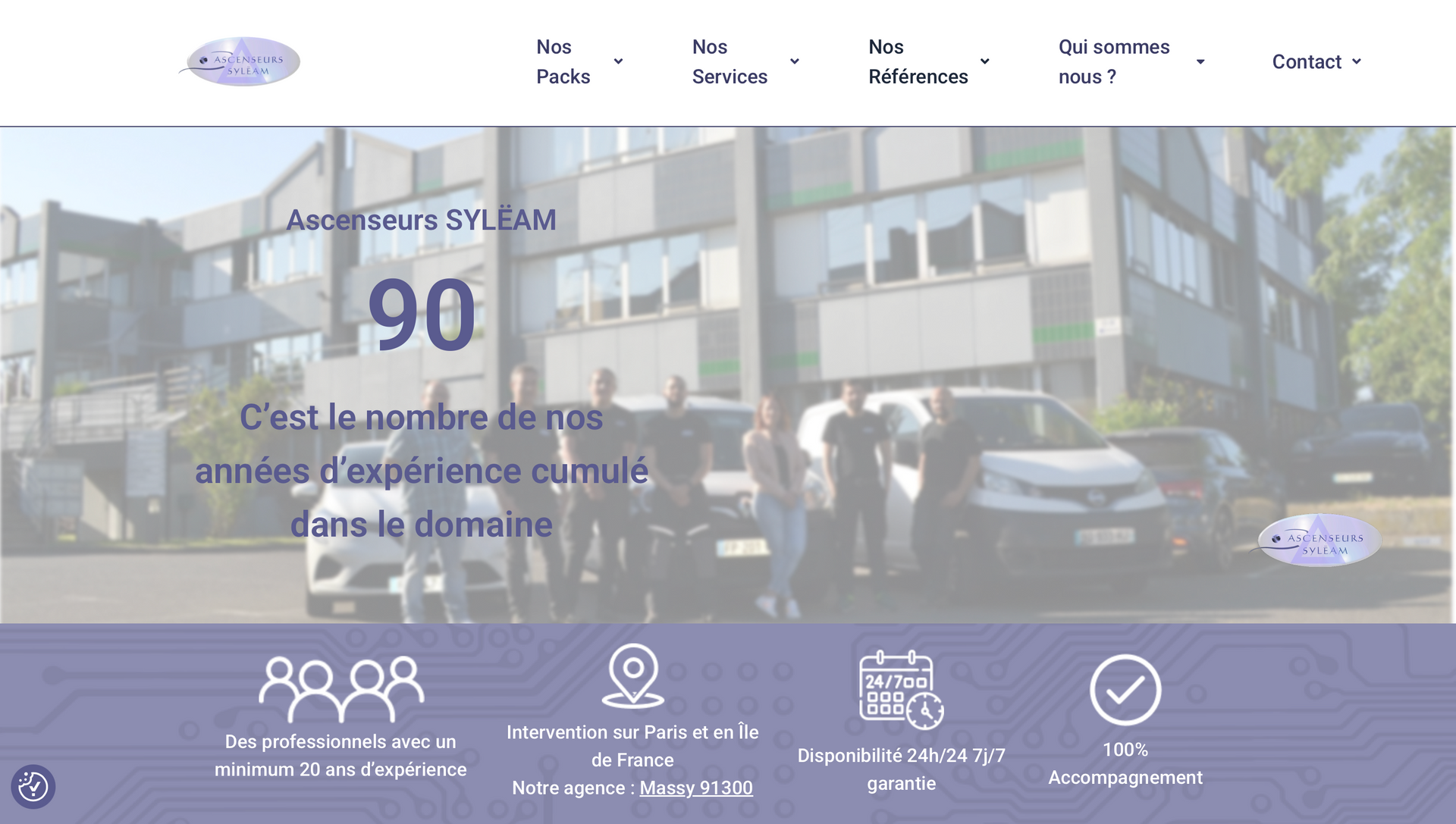 En-tête du site web représentant un groupe de personnes, des voitures,un bâtiment. Le texte indique « 90 ans d'expérience ».