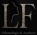 Logotipo con iniciales “LF” en plata ornamentada, perfil de mujer y texto “Odontología & Estética” sobre fondo negro.