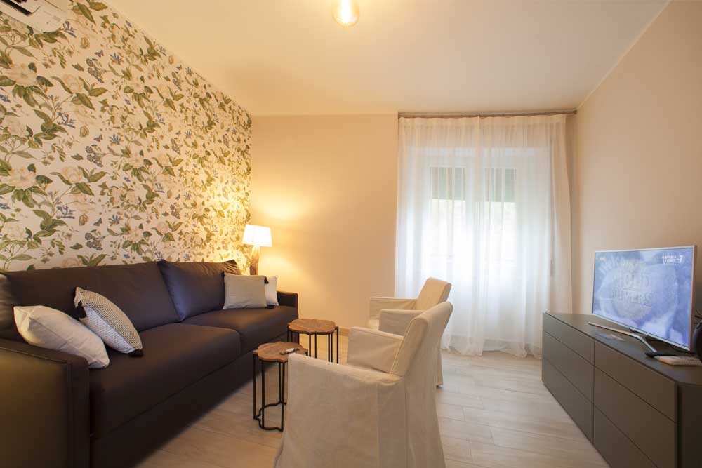 stanza da letto con angolo salotto