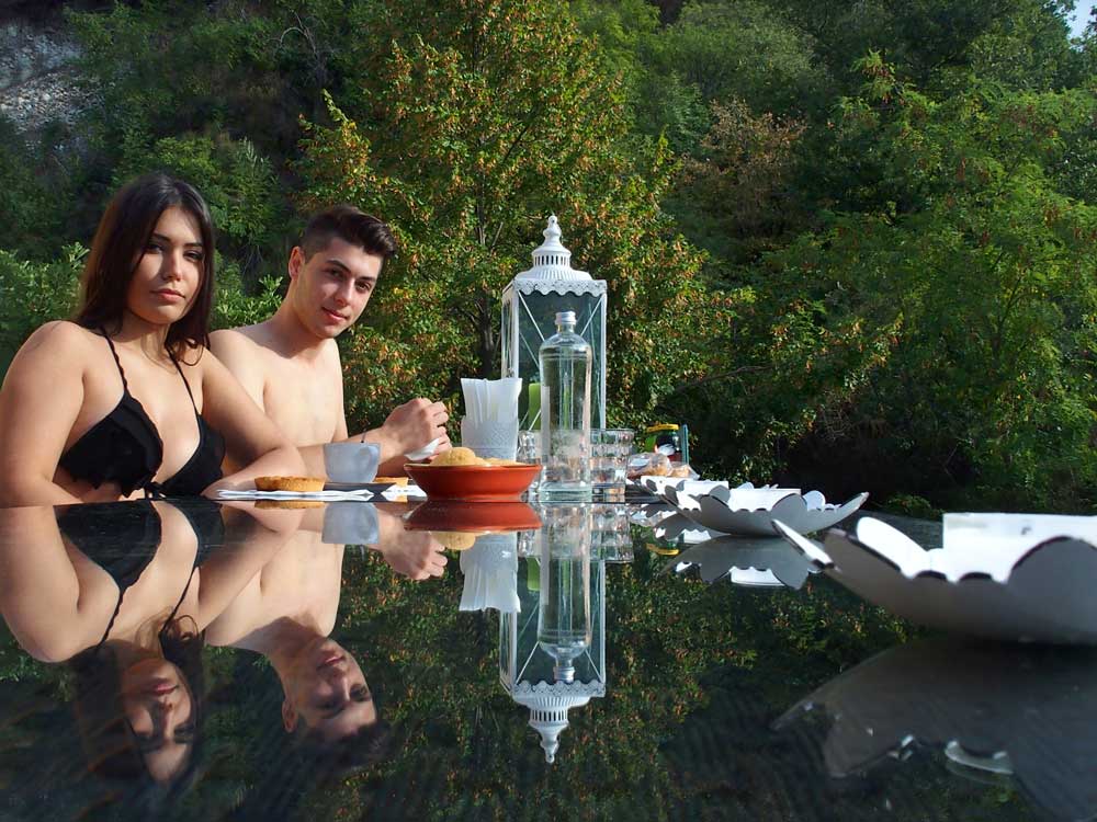 coppia si rilassa nella vasca idromassaggio