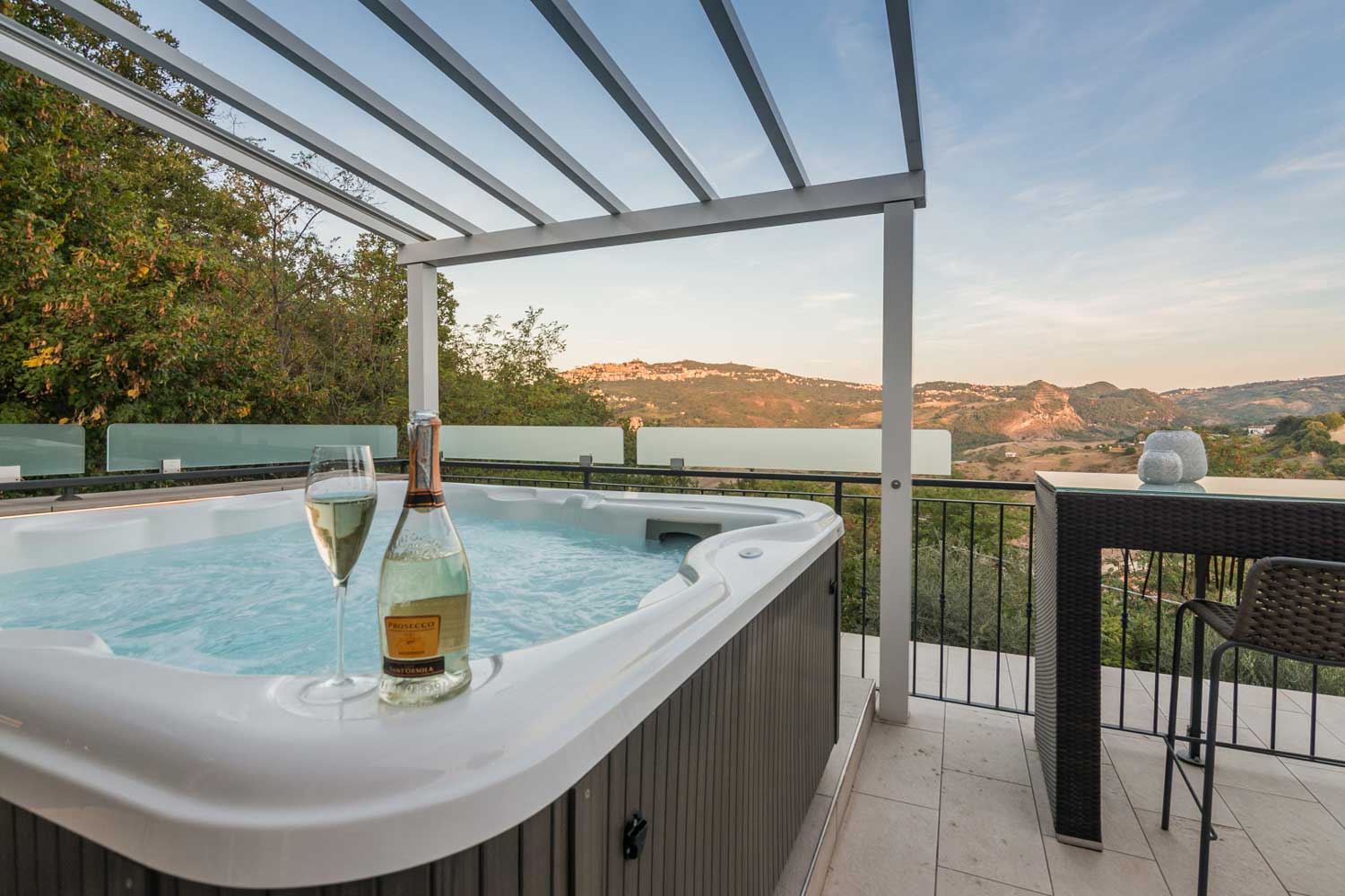 vasca idromassaggio con vista