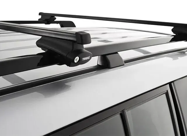 Bagageiro de teto Thule preto em um teto de carro prateado.