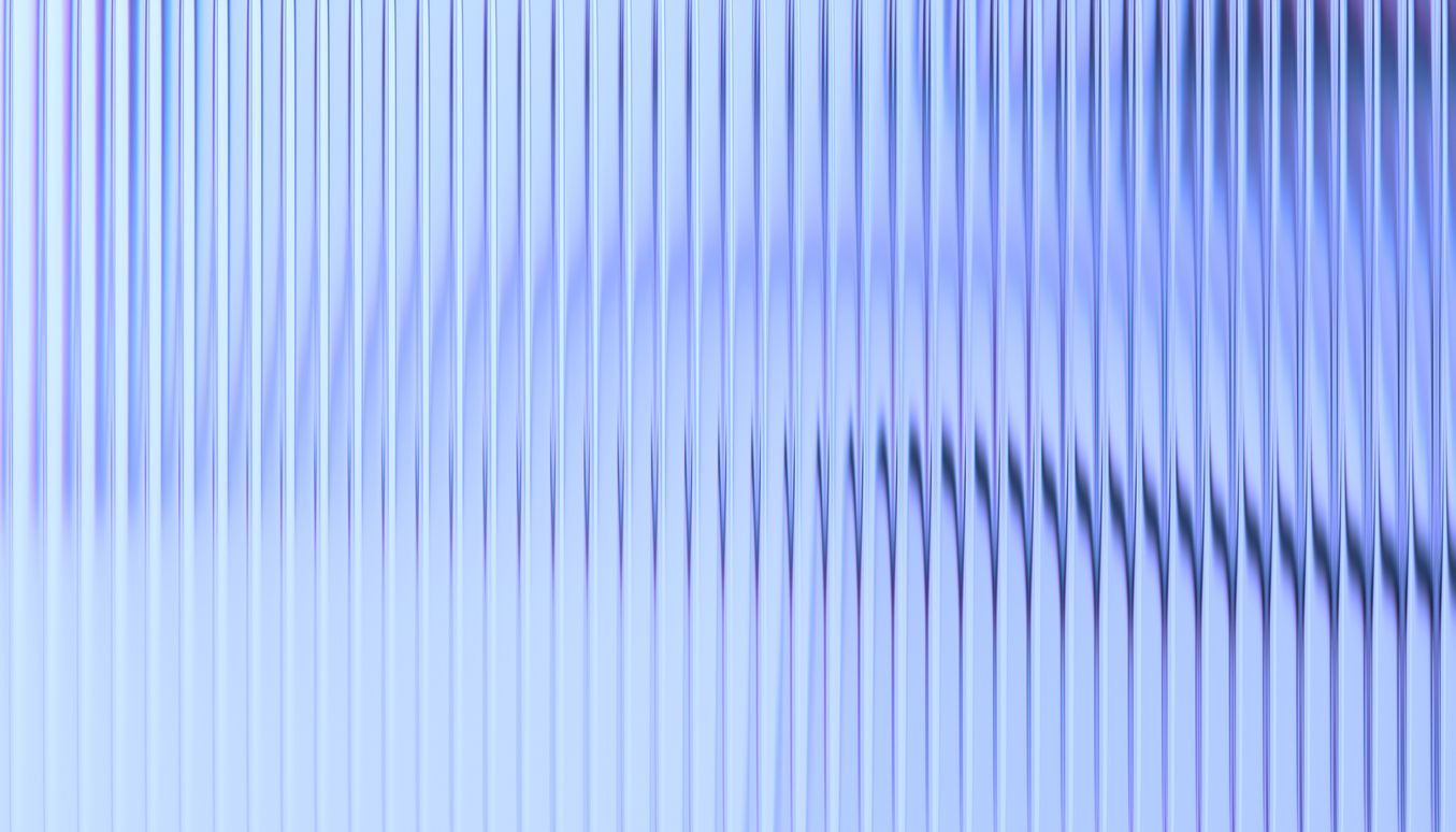 Un montón de palos azules están apilados uno encima del otro sobre una mesa.