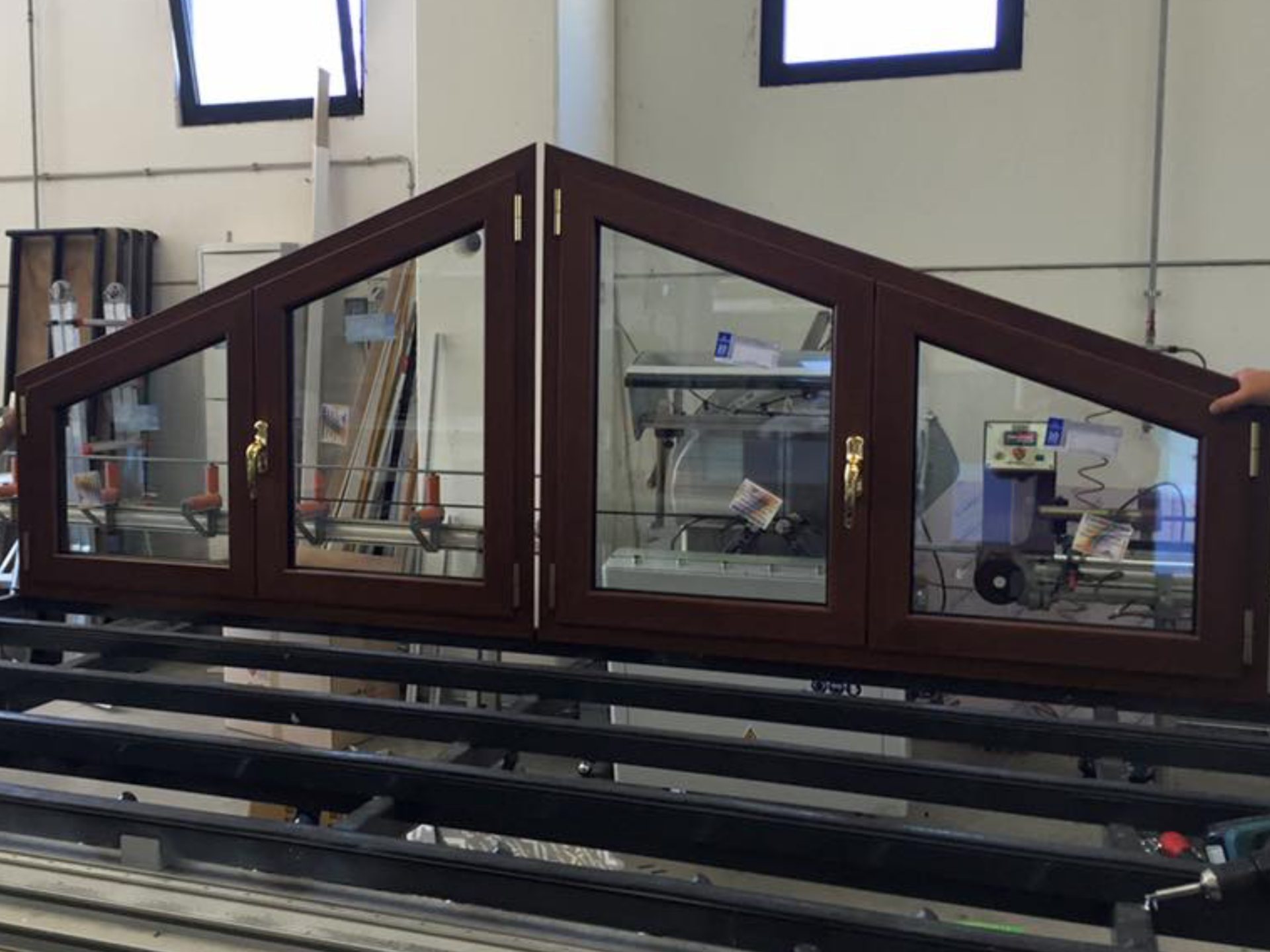 finestra in vetro e legno