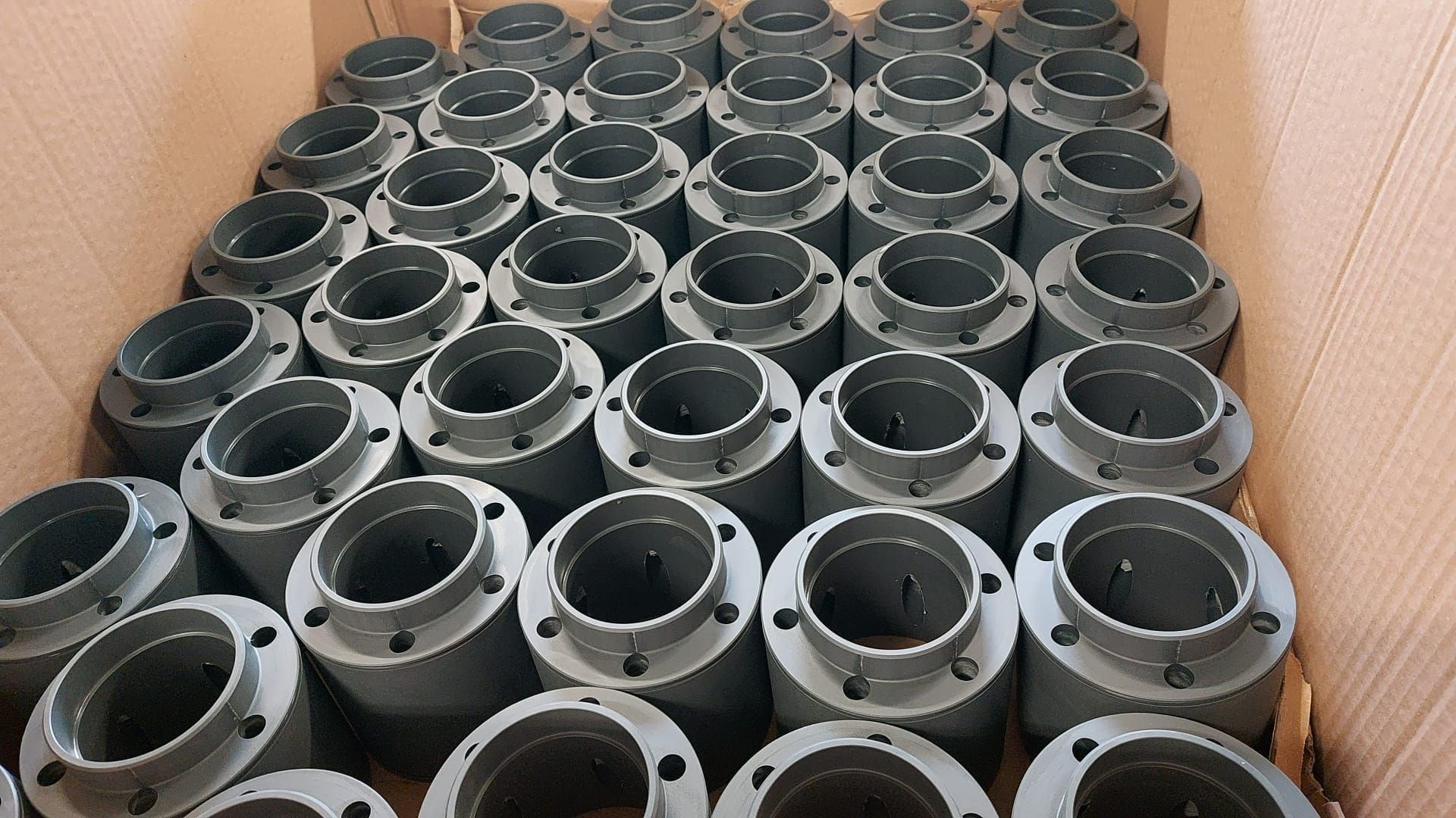 una scatola piena di tanti cilindri forati